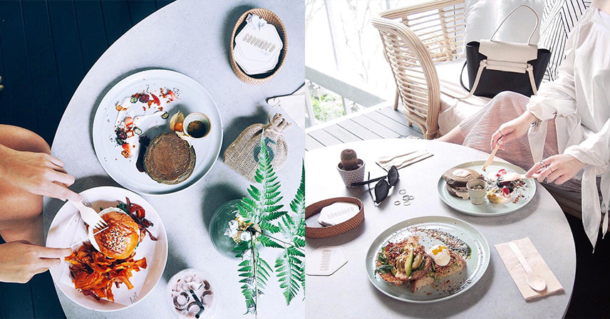 Kafe masalarında tahta çatal, bıçak ve kaşıkla servis
